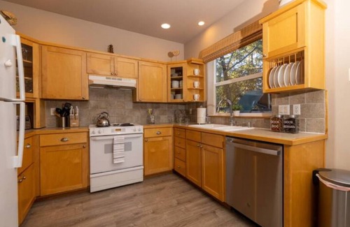 Manzanita House | Pelican Haus Sleeps 10, steps from the Ocean! Cozy, Fun, & Close to Everything!
