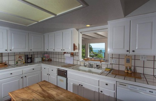 Trinidad House | Pelican's Nest - Beach & Dog Lover's Paradise!