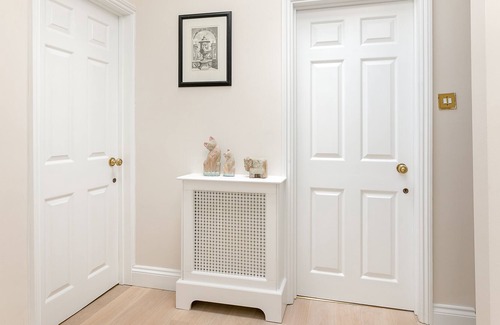 Pembridge Apartment | Pembridge Mews, Splendid & Cozy Flat by LOVELYDAYS