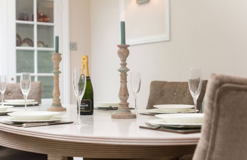 Pembridge Apartment | Pembridge Mews, Splendid & Cozy Flat by LOVELYDAYS