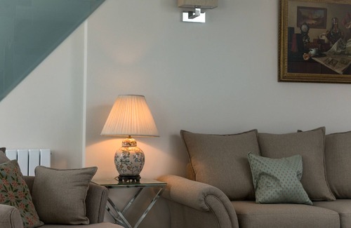 Pembridge Apartment | Pembridge Mews, Splendid & Cozy Flat by LOVELYDAYS
