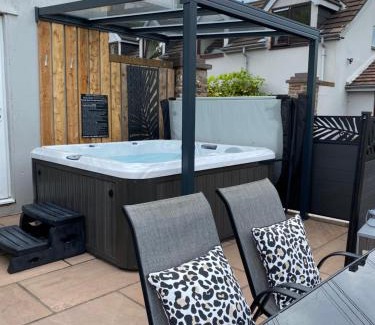 Llanfoist House | Pen-Y-Worlod Cottages