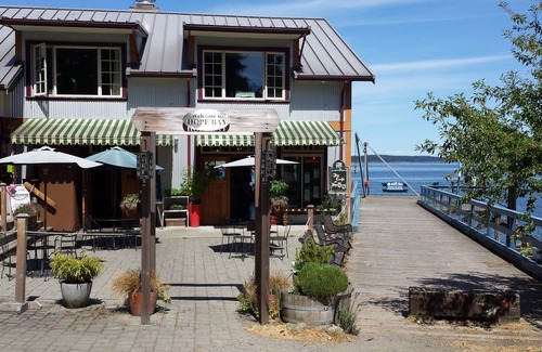 Pender Island Cottage | PENDER ISLAND GETAWAY - Luxury Modern Cottage For Rent: