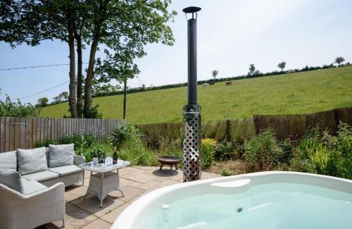 Polperro House | Penlea Retreat Luxury Coastal Shepherds Hut 5 Minute Walk to Pubs and Village