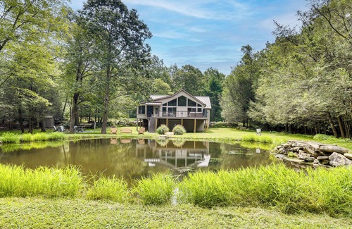 Belleville Cottage | Pennsylvania Cabin Hideaway: Hot Tub & Deck!