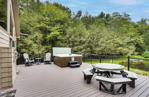 Belleville Cottage | Pennsylvania Cabin Hideaway: Hot Tub & Deck!