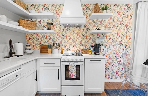 Pensacola Apartment | Pensacola Hideaway: Quirky Apartment Near NAS