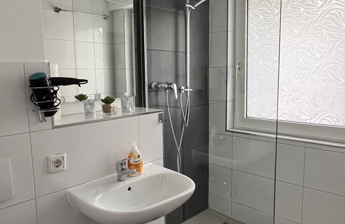 Leverkusen House | Pension Zwei A