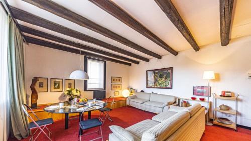 Dorsoduro Apartment | Penthouse Accademia