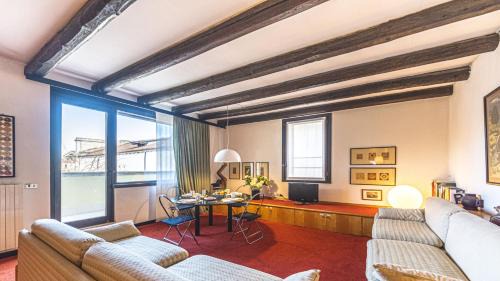Dorsoduro Apartment | Penthouse Accademia