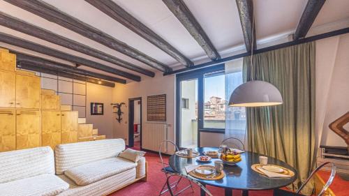 Dorsoduro Apartment | Penthouse Accademia