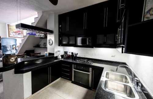 Gonzalo Guerrero House | Penthouse Beach Holiday Private Jacuzzi Bbq Family Friendly Maid Service