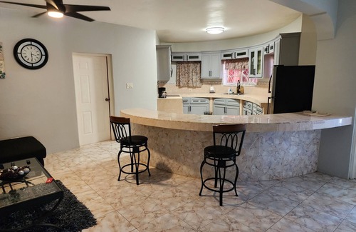 West Gate Hills House | PENTHOUSE VIEW AND FLATS VACATION HOME (#1)