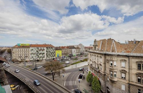 Nepszinhaz negyed Apartment | Penthouse with City View and Parking for Two