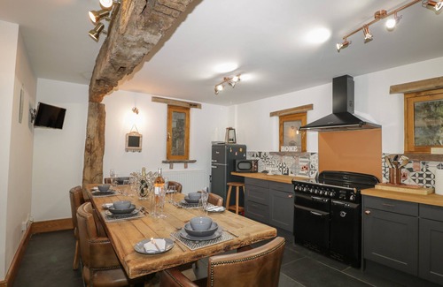 Abergavenny House | PENTRE BARN, family friendly, luxury holiday cottage in Mardy
