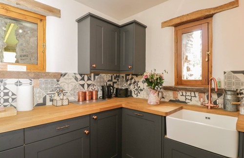 Abergavenny House | PENTRE BARN, family friendly, luxury holiday cottage in Mardy