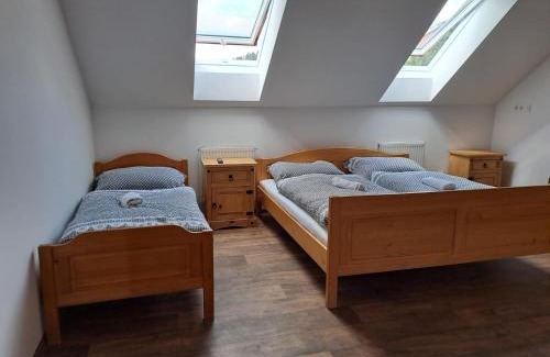 Malenice House | Penzion Na Statku- Květinový apartmán