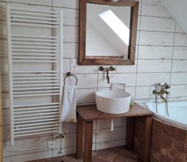 Malenice House | Penzion Na Statku- Květinový apartmán