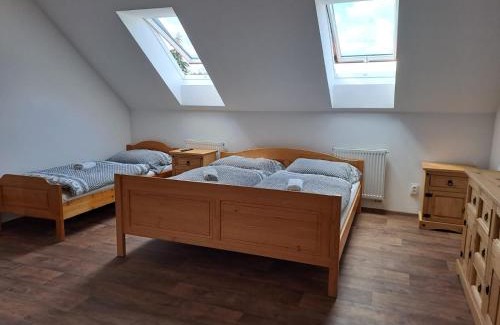 Malenice House | Penzion Na Statku- Květinový apartmán