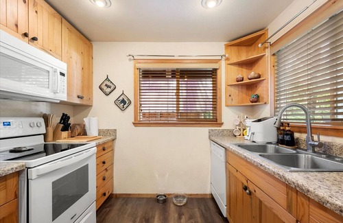 Paradise Estates Cabin | Perch - Antler House: Charming Cabin w/Covered Hot Tub & Firepit!