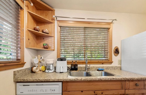 Paradise Estates Cabin | Perch - Antler House: Charming Cabin w/Covered Hot Tub & Firepit!