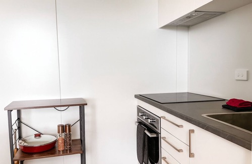 Hokitika Apartment | Perched on a peaceful ridge above the Tasman Sea, Sola Ridge offers a modern yet cozy retreat with breathtaking views.