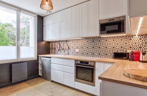 Merville-Franceville-Plage House | Perfect Retreat in Merville-Franceville: Spacious Home, 13 Guests, Near Beach and Garden Views