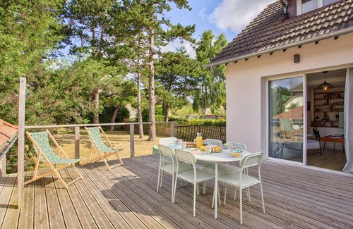 Merville-Franceville-Plage House | Perfect Retreat in Merville-Franceville: Spacious Home, 13 Guests, Near Beach and Garden Views