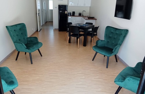 Mooroobool Apartment | PERFECT 2 BEDROOM APARTMENT FOR SMALL GROUPS- CAIRNS