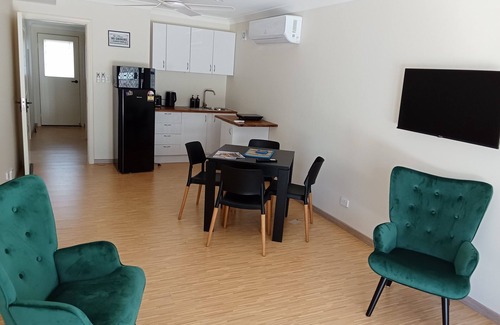 Mooroobool Apartment | PERFECT 2 BEDROOM APARTMENT FOR SMALL GROUPS- CAIRNS