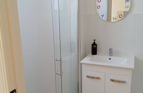 Mooroobool Apartment | PERFECT 2 BEDROOM APARTMENT FOR SMALL GROUPS- CAIRNS