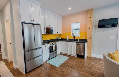 Thomas Drive House | Perfect 2-bedroom tiny house with pickleball courts in Panama City.