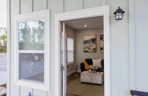 Thomas Drive House | Perfect 2-bedroom tiny house with pickleball courts in Panama City.