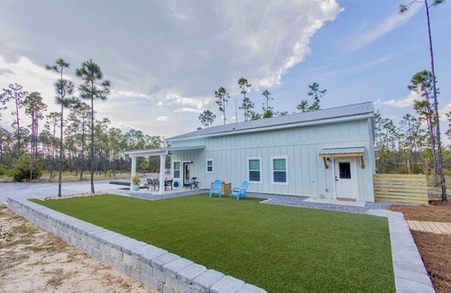 Thomas Drive House | Perfect 2-bedroom tiny house with pickleball courts in Panama City.