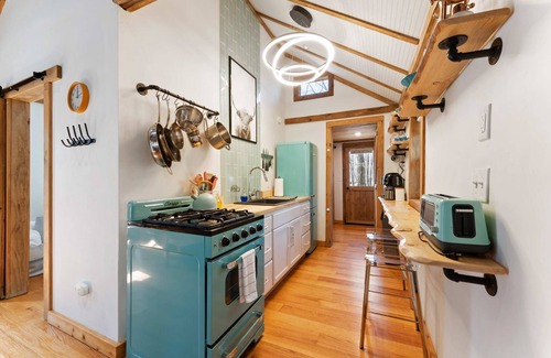 Rowland Cabin | Perfect Couples’ Cabin: Fireplace, Firepit, & Wine Nearby