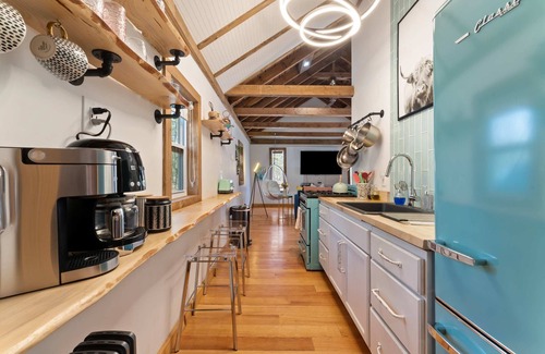 Rowland Cabin | Perfect Couples’ Cabin: Fireplace, Firepit, & Wine Nearby