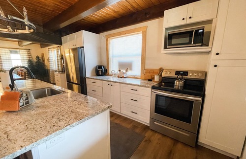 South Fork Cabin | Perfect Family Cabin! 3 Master Suites, Sleeps 10, next to the park!
