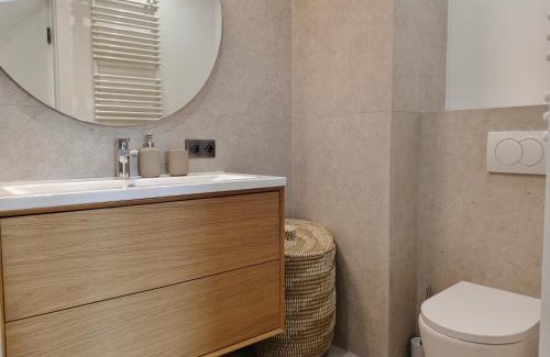 Wola Apartment | Perfect family spot! by VAYA STAYS