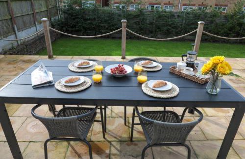 Brierley Hill House | Perfect for Contractors with on site parking