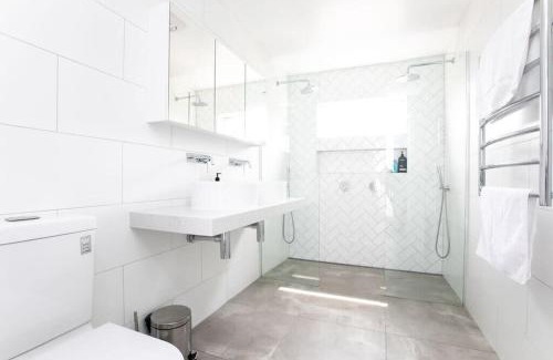 Newstead House | Perfect for Families & Groups: Views =& Wi-Fi