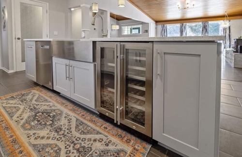 South Perry District House | Perfect for groups-Theater & Arcade close to dwtn!