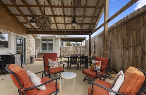 Kiska Beach House | Perfect for Snowbirds! 2 Blocks From Beach. Pet Friendly