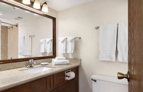 Casper House | Perfect For Travel! 3 Classy Units, Onsite Bar, Near Nicolaysen Art Museum