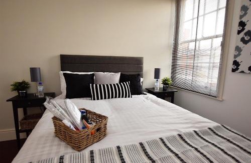 Derby House | Perfect for Uni and City Stays - Modern 2-Bed with Parking