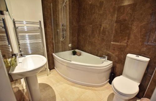 Derby House | Perfect for Uni and City Stays - Modern 2-Bed with Parking
