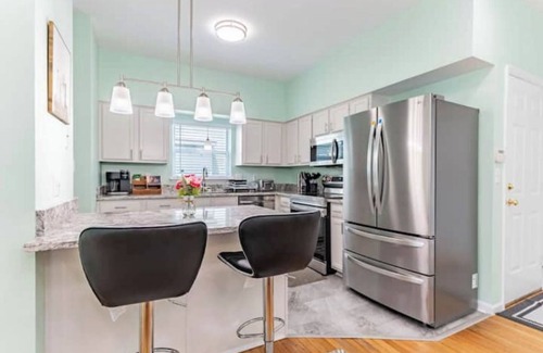 Central West End House | Perfect Getaway @ CWE- Entire Home + Free Parking Near Fox, Universities & More!