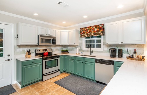 Wildwood Mountain Cottage | Perfect Highlands Getaway! HOT TUB, Firepit, Zip-line, Close to EVERYTHING!