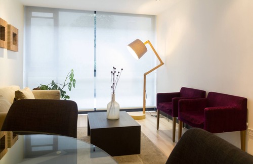 Financial District Apartment | PERFECT LOCATION 1BDR 1.5BTH WI FI, NETFLIX, POOL, GYM, SAUNA, 24HR SECURITY.