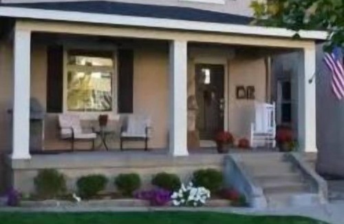 Corryville Apartment | PERFECT Location- beautifully updated 2 BR! UC, Downtown, OTR, Hosptials