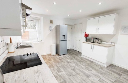 Bon-y-maen Apartment | Perfect Location with parking -Jersey Lodge